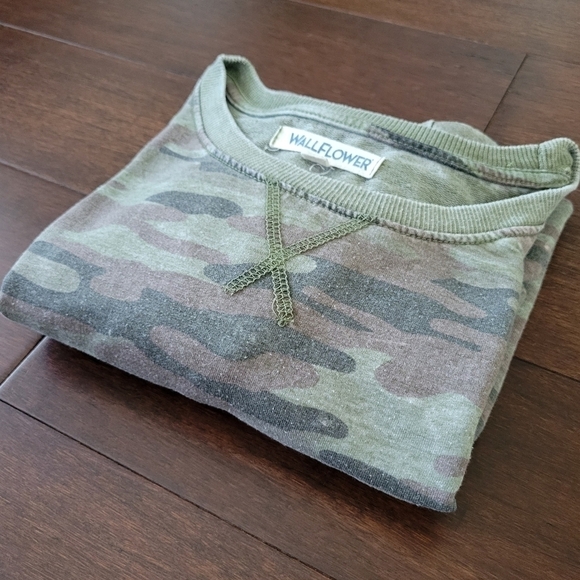 Wallflower Women's Camo Print Lightweight Pullover Sweatshirt Top Size XS - Picture 8 of 8
